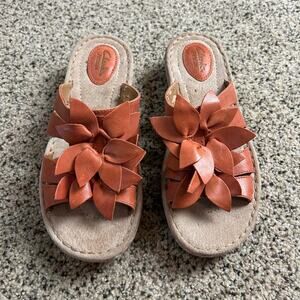 Clarks Womens Flower Sandals Size 8W 8 Wide Tan Leather Slip On